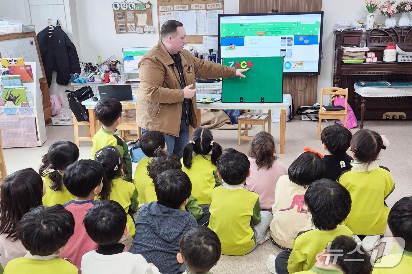 본문 이미지 - 대구 달성군이 대구 9개 구·군 가운데 최초로 5세 원아 전원을 대상으로 원어민 영어교실을 운영한다.(대구 달성군 제공. 재판매 및 DB금지)