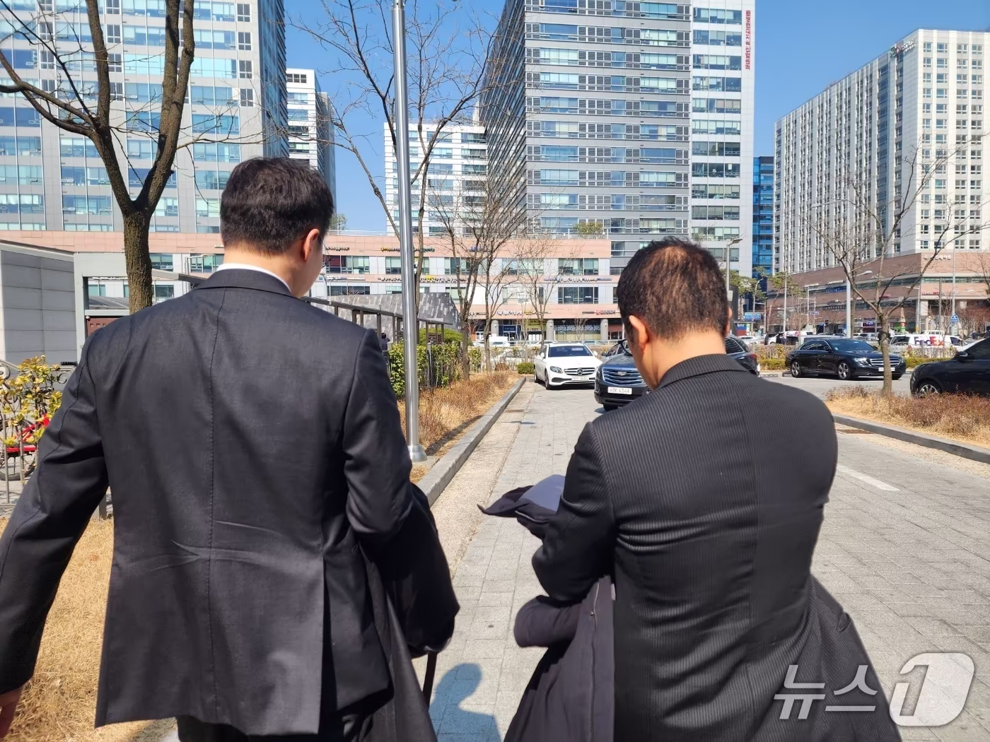 본문 이미지 - 10일 넥스트키친의 정 모 대표(우측)가 재판을 마치고 퇴장하고 있다. 2026.03.10/ⓒ 뉴스1 권진영