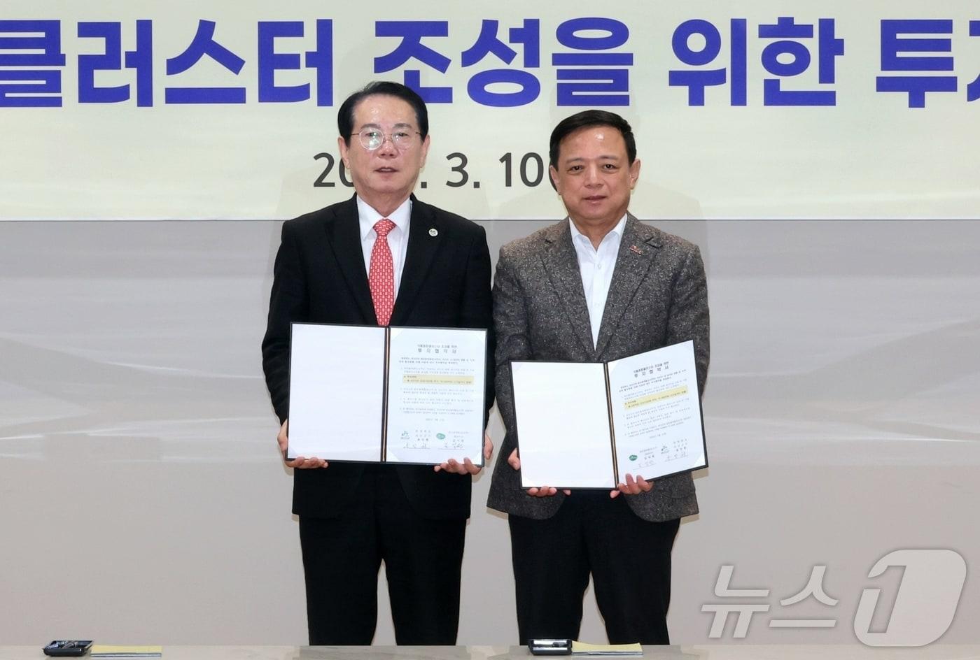 본문 이미지 - 충북 괴산군은 10일 서울 여의도 중기중앙회에서 송인헌 군수(왼쪽), 김석원 맑은물에홀딩스㈜ 대표이사 등이 참석한 가운데 식품종합클러스터 조성 투자협약을 했다.(괴산군 제공. 재판매 및 DB금지)