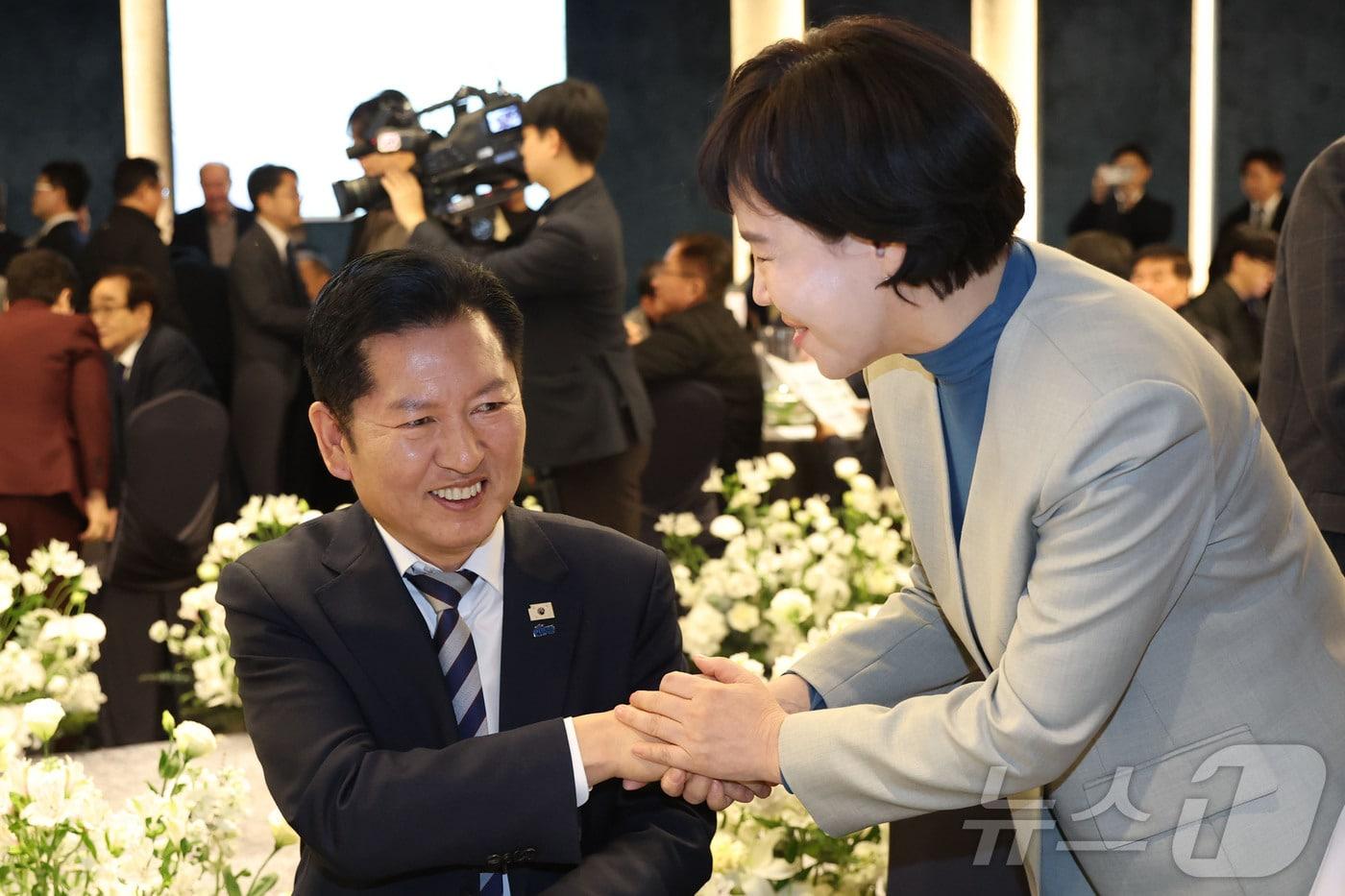 본문 이미지 - 지난 3월 10일 정청래 더불어민주당 대표와 전현희 더불어민주당 서울시장 예비후보가 서울 영등포구 한국노총 웨딩여율리에서 열린 '한국노총 창립 제80주년 기념식 및 후원의 날'에서 인사를 나누고 있는 모습. (공동취재) 2026.3.10 ⓒ 뉴스1 김도우 기자