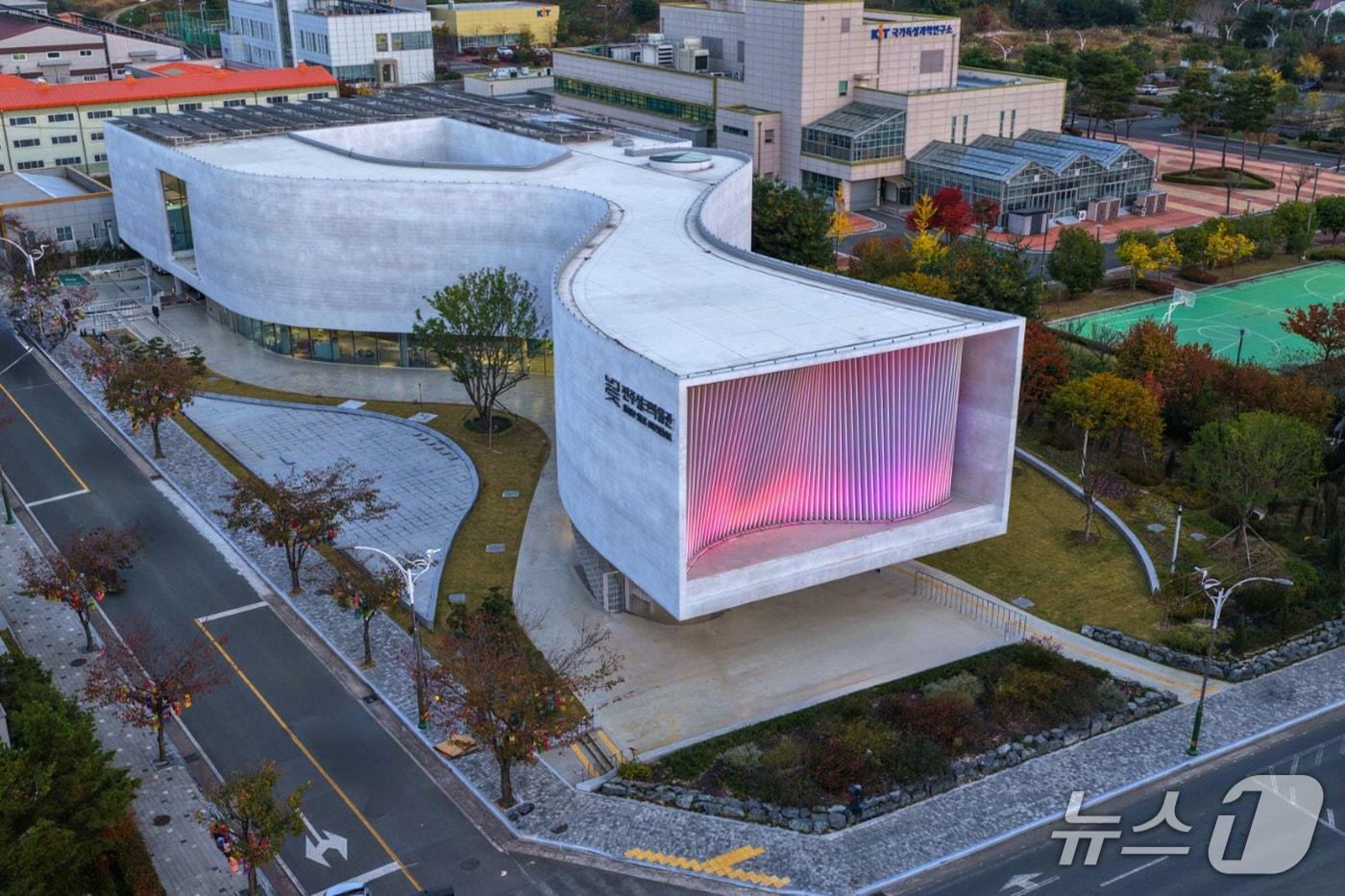 본문 이미지 - 진주실크박물관 전경(진주시 제공. 재판매 및 DB금지).