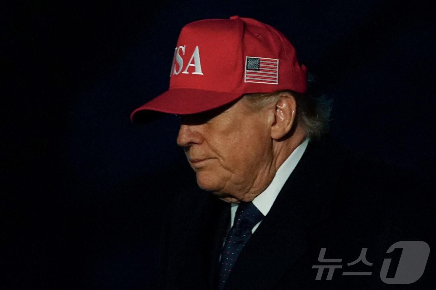 본문 이미지 - 이스라엘과 미국의 이란 공습 이후, 도널드 트럼프 미국 대통령이 1일(현지시간) 백악관으로 복귀하고 있다. 2026.03.01 ⓒ 로이터=뉴스1