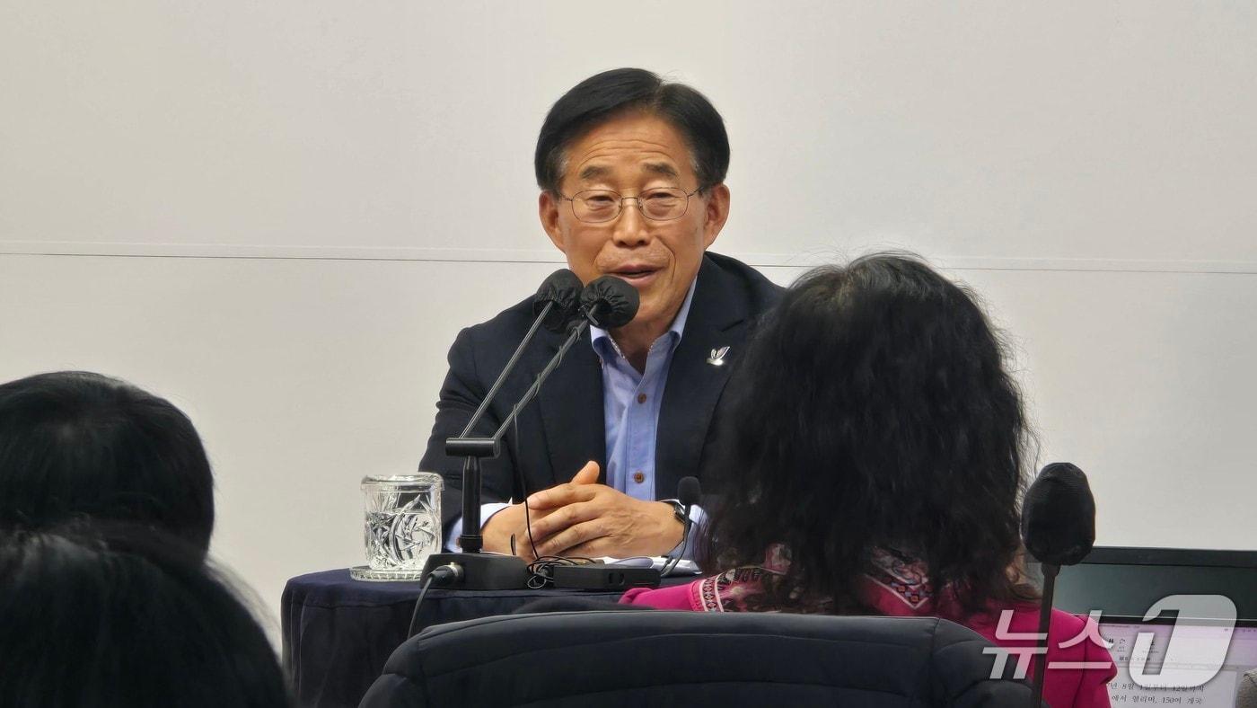 본문 이미지 - 10일 세종시청에서 브리핑하는 이창섭 충청 유니버시아드대회 조직위 부위원장. / 뉴스1