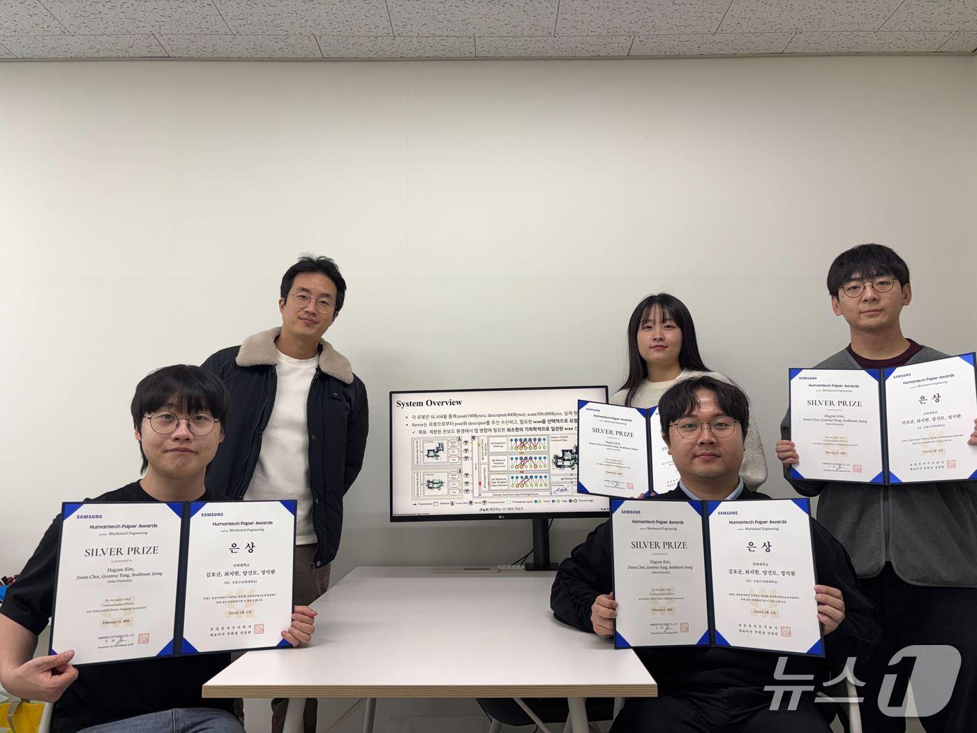 본문 이미지 - 제32회 삼성휴먼테크논문대상에서 기계 분과 은상을 받은 김호균 전기컴퓨터공학과 박사과정 학생과 연구 공동저자인 최지원·양건모·정석환 학생.(인하대 제공. 재배포 및 DB금지)2026.3.10/뉴스1