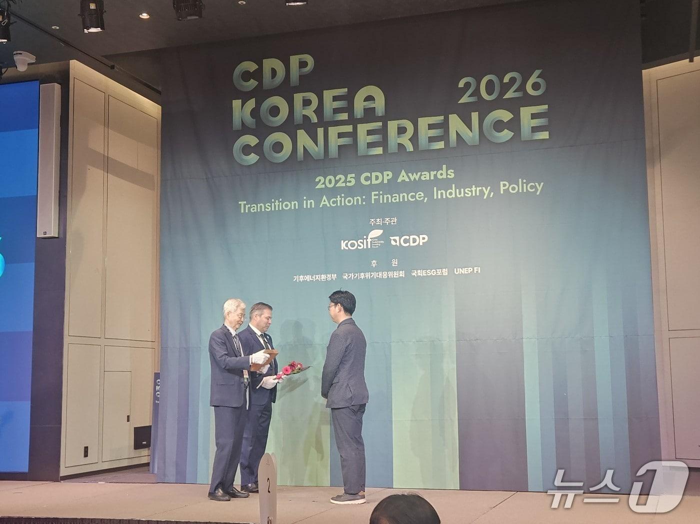 본문 이미지 -  코오롱인더스트리가 10일 서울 중구 앰배서더 서울 풀만 호텔에서 열린 '2025 CDP 코리어 어워즈'에서 ‘탄소경영 섹터 아너스’ 상을 수상했다. 사진은 김명수 코오롱인더스트리 ESG기획팀장이 수상하는 모습. (사진제공 = 코오롱인더스트리)