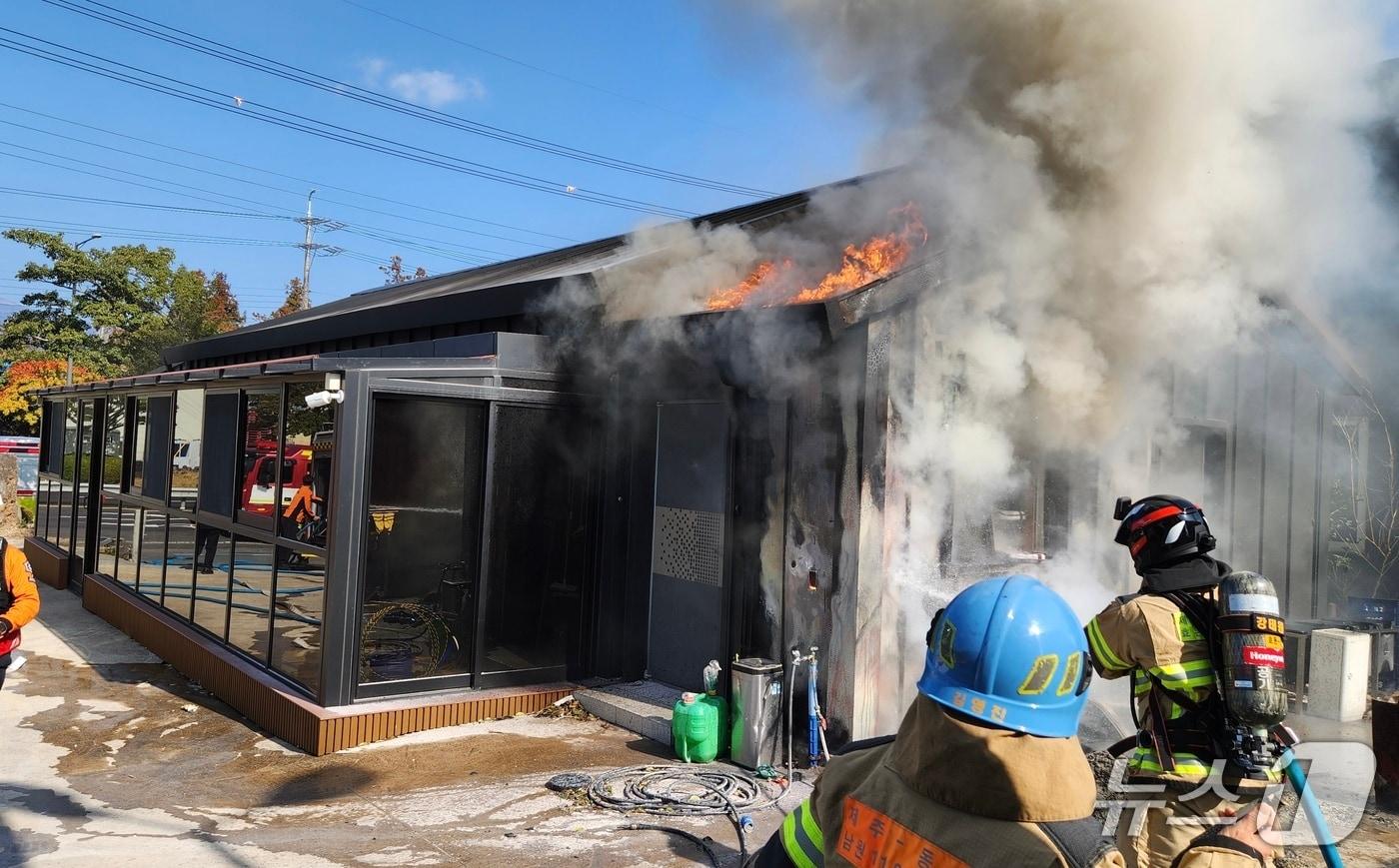본문 이미지 - 화재 현장(제주소방본부 제공. 재판매 및 DB금지)/뉴스1