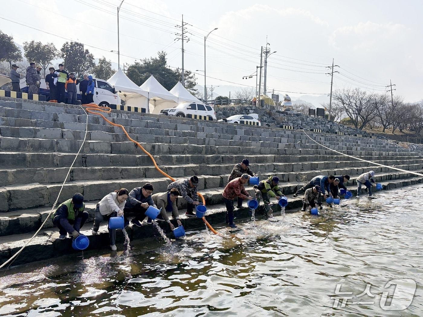 본문 이미지 - 광양시가 생태환경 보전과 지속가능한 어족자원 확보를 위해 섬진강 일원에 어린 은어 4만 마리를 방류했다(광양시 제공) 