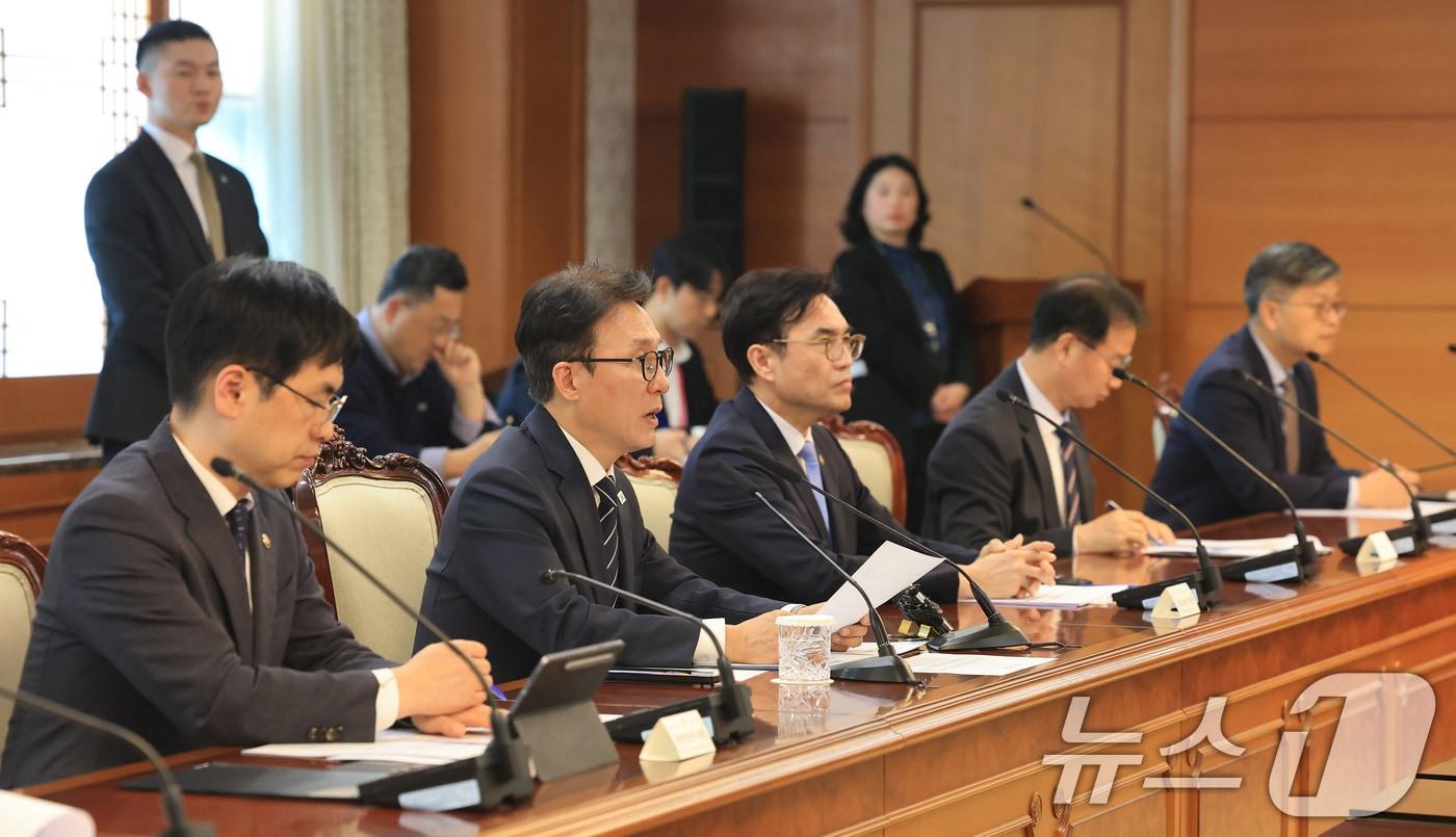 본문 이미지 - 김민석 국무총리(왼쪽 두번째)가 10일 서울 종로구 정부서울청사에서 열린 UN AI 허브 유치지원 TF회의에서 모두발언을 하고 있다. 2026.3.10 ⓒ 뉴스1 임세영 기자