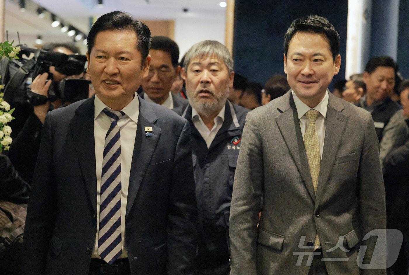 본문 이미지 - 정청래 더불어민주당 대표와 장동혁 국민의힘 대표가 10일 오전 서울 여의도 한국노총 5층 웨딩여율리에서 열린 '한국노총 창립 제80주년 기념식'에 참석하고 있다. (공동취재) 2026.3.10 ⓒ 뉴스1 김도우 기자