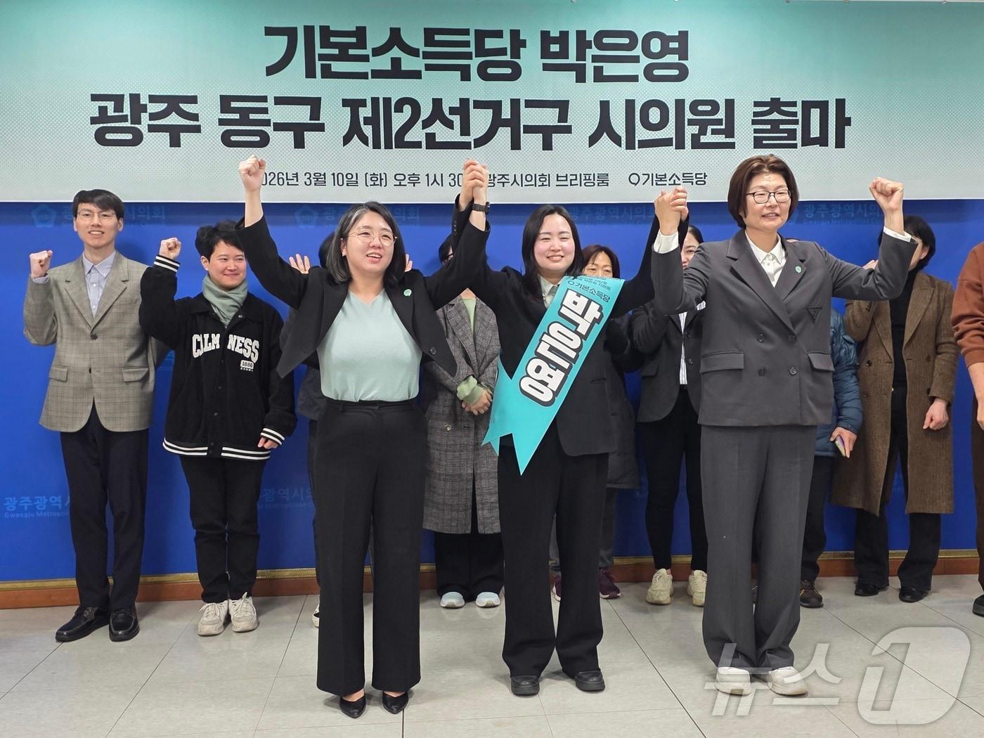 본문 이미지 - 용혜인 기본소득당 대표가 10일 광주시의회서 기자회견을 갖고 6·3 지방선거 후보들을 지원하고 있다.