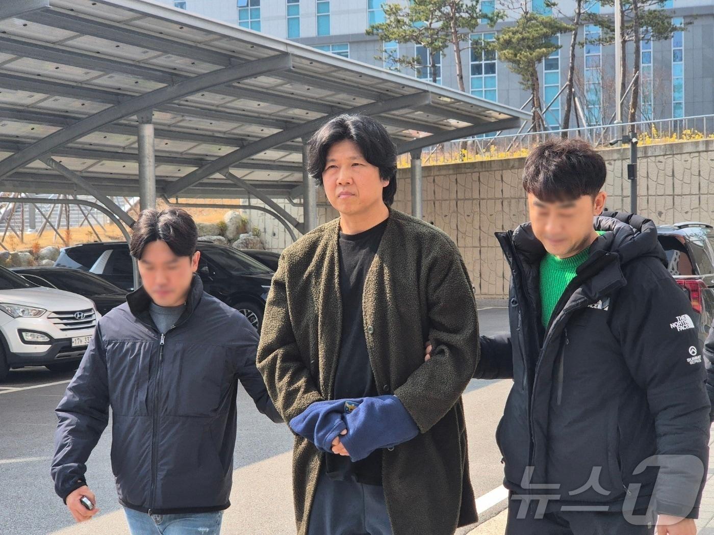 본문 이미지 - 대마초를 소지하고 흡입한 혐의로 입건된 밴드 시나위 보컬 김바다 씨가 10일 오후 춘천지법 속초지원에서 열리는 구속 전 피의자 심문(영장실질심사)을 받기 위해 법정으로 이동하고 있다. 2026.3.10 ⓒ 뉴스1 윤왕근 기자