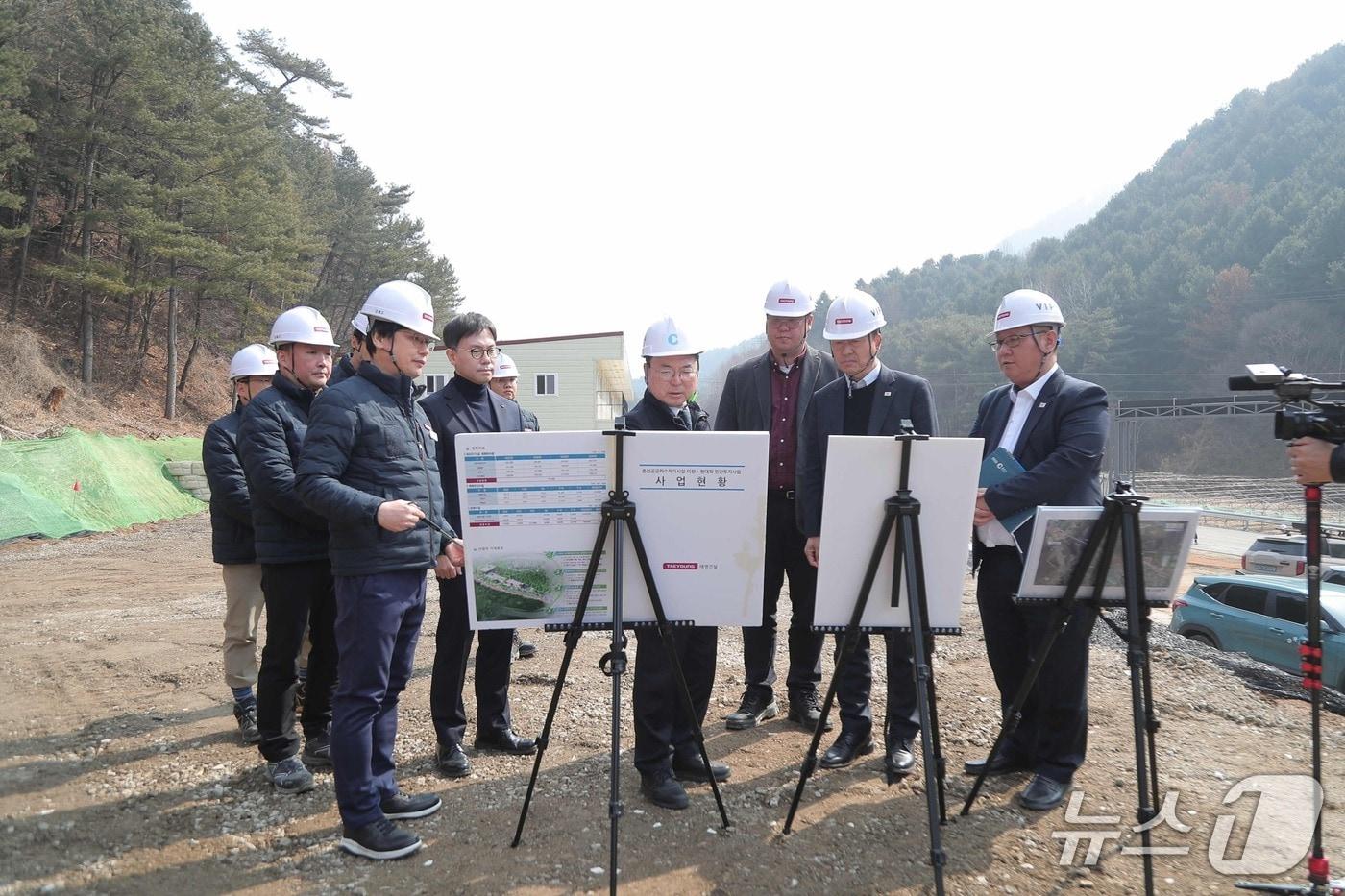 본문 이미지 - 육동한 춘천시장이 10일 칠전동 일원에 추진 중인 ‘춘천공공하수처리시설 이전·현대화사업’ 현장을 찾아 공사 준비 상황과 안전 관리 점검을 하고 있다.(춘천시 제공, 재판매 및 DB금지)
