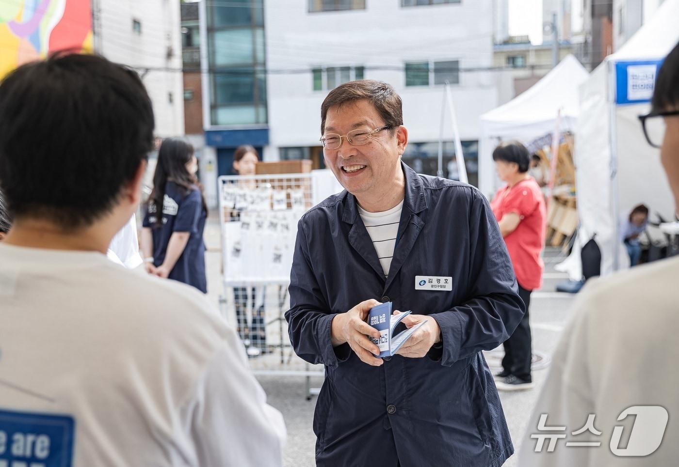 본문 이미지 - 광진구 청년정책홍보전에 참석한 김경호 광진구청장