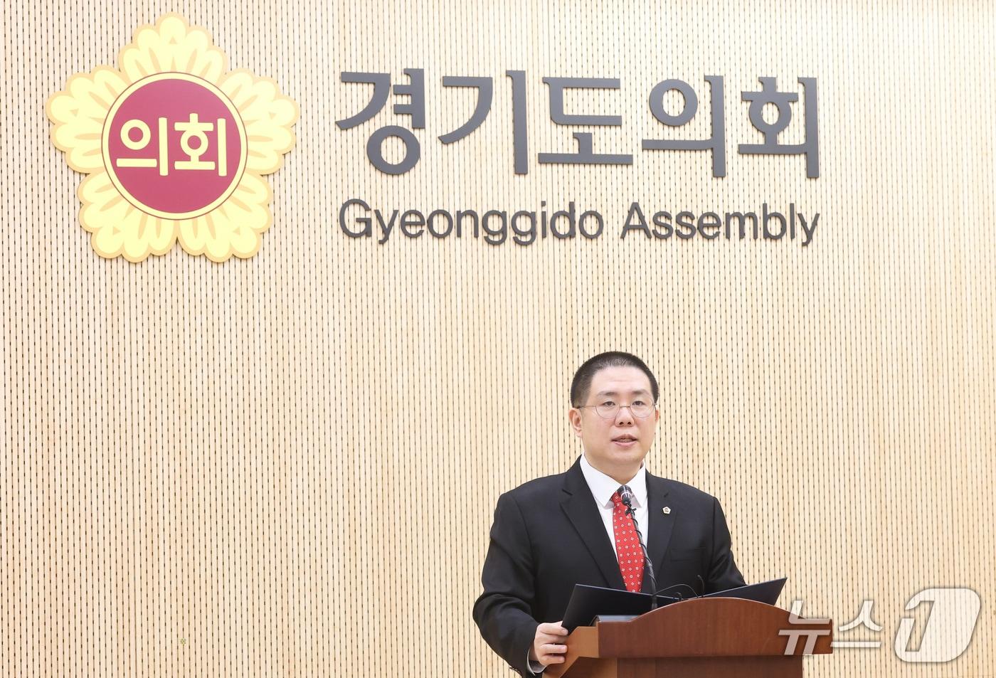 본문 이미지 - 김현석 경기도의회 의원(국민의힘·과천)이 10일 오전 도의회 브리핑룸에서 기자회견을 열고, 정부의 과천 경마공원 이전 계획에 대한 정책적 재검토와 경기도 재정 대책 마련을 촉구했다.(제공. 재판매 및 DB금지)/뉴스1