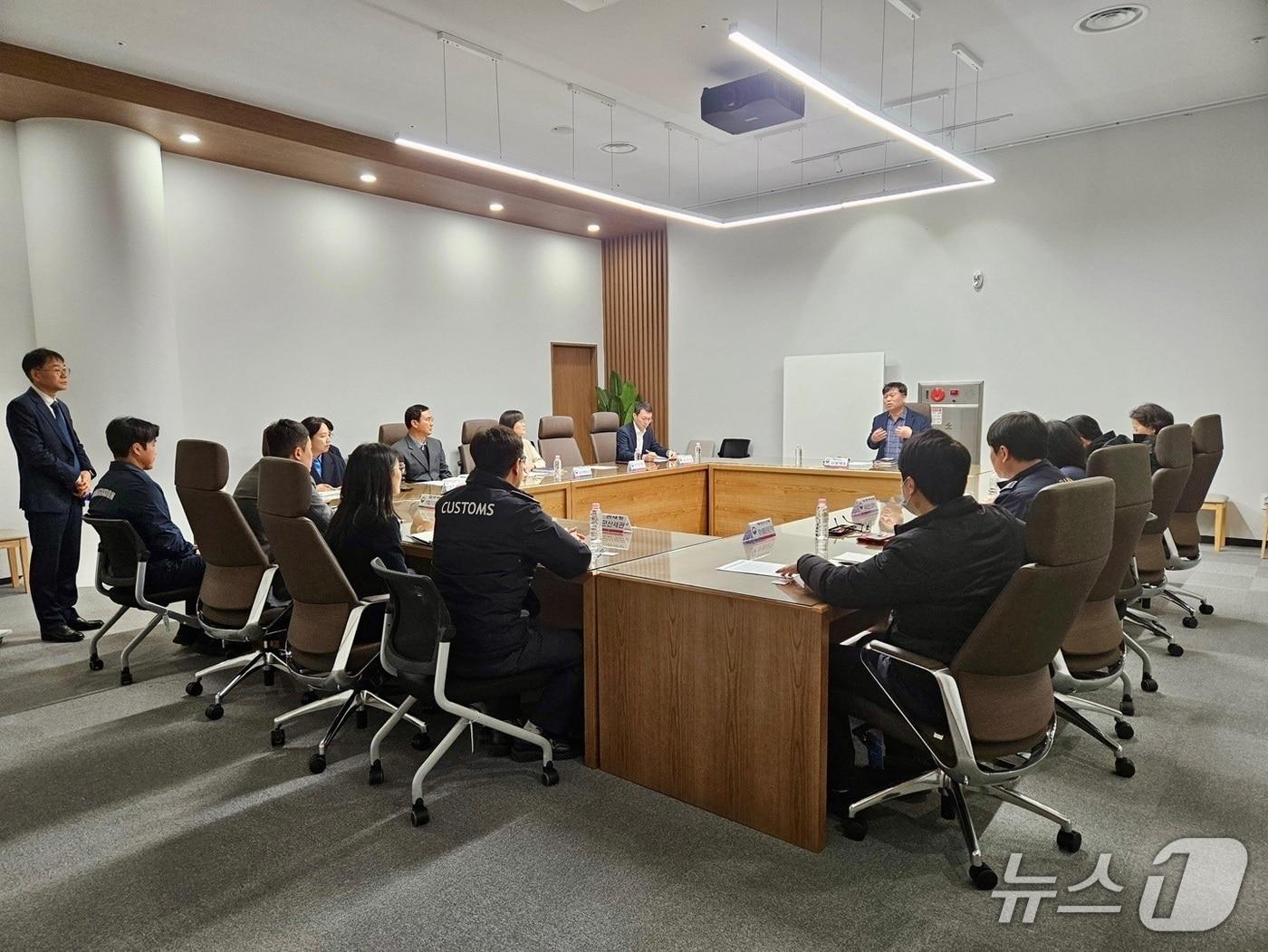 본문 이미지 - 10일 새만금개발청이 전북도, 군산지방해양수산청, 전주출입국·외국인사무소 군산출장소, 군산세관, 국립 수산물 품질관리원 전주지원, 농림축산검역본부, 국립군산검역소 등 유관기관 관계자들과 '새만금 크루즈 활성화 TFT' 회의를 진행하고 있다.(새만금청 제공. 재판매 및 DB금지)/뉴스1