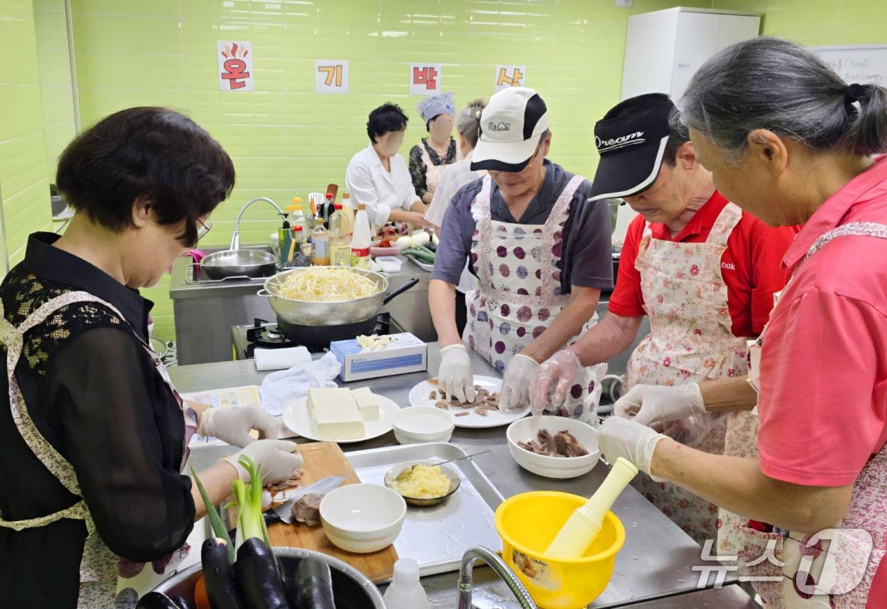 본문 이미지 - 온기밥상 프로그램 모습（유성구 제공. 재판매 및 DB금지)/뉴스1