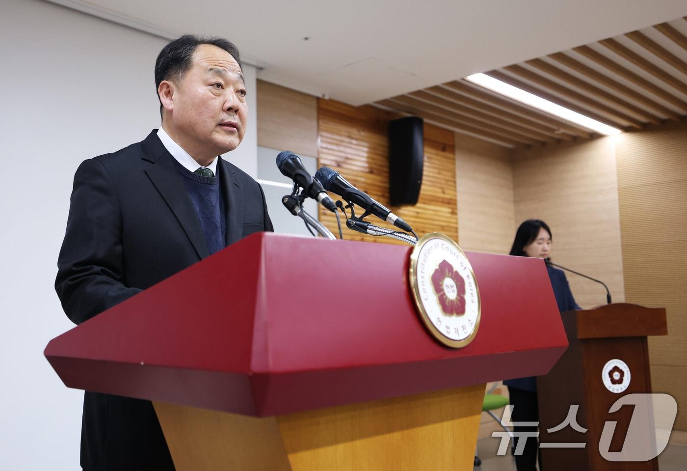 본문 이미지 - 손인혁 헌법재판소 사무처장이 10일 오후 서울 종로구 헌법재판소 별관 브리핑룸에서 열린 재판소원 관련 기자간담회에서 인사말을 하고 있다. 헌법재판소는 소송 당사자의 기본권을 침해한 법원의 확정판결을 헌법재판소가 취소할 수 있는 재판소원 제도 시행을 이번주 앞두고 실무 작업 준비에 박차를 가하고 있다. 2026.3.10 ⓒ 뉴스1 오대일 기자