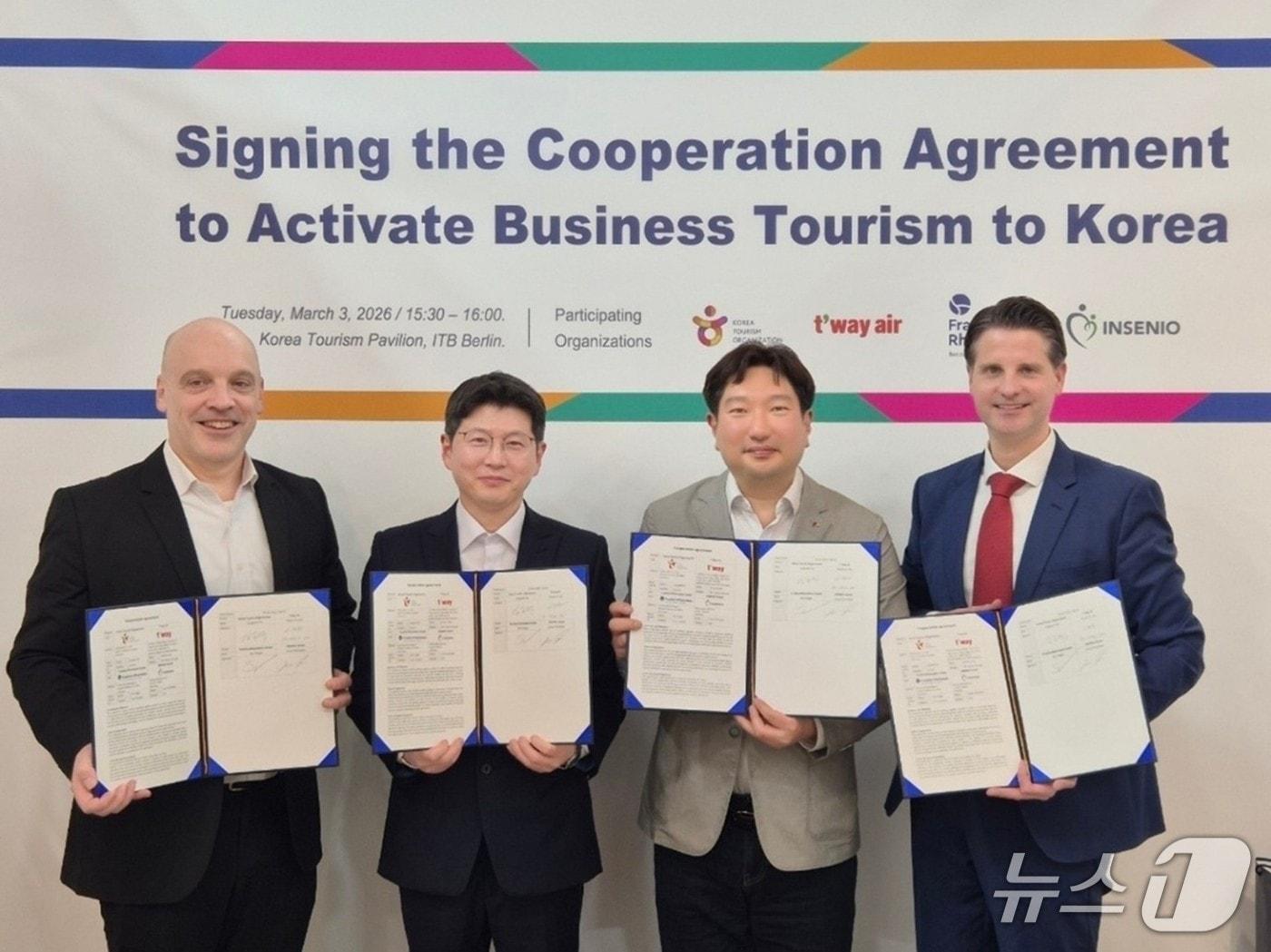 본문 이미지 - 3일(현지시각) 독일 베를린 국제관광박람회(ITB) 한국관광홍보관 VIP실에서 외른 지글러 프랑크푸르트라인마인 유한회사 부사장(왼쪽 첫 번째), 요나스 슈미더 인세니오 유한회사 부사장(오른쪽 첫 번째), 김중택 한국관광공사 프랑크푸르트지사장(왼쪽 두 번째), 서혁진 티웨이항공 프랑크푸르트 지점장(오른쪽 두 번째)이 독일 상용고객 유치 촉진을 위한 업무협약(MOU)을 체결한 뒤 기념사진을 촬영한 모습(티웨이항공 제공). 2026.3.3.