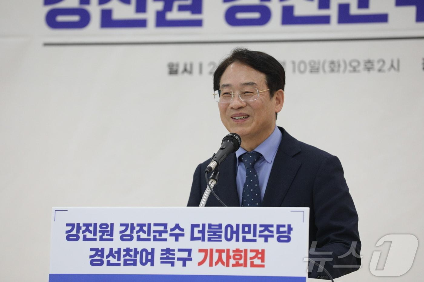 본문 이미지 - 강진원 강진군수가 10일 강진군 푸소센터에서 기자회견을 갖고 법원 효력정지 가처분 인용 후속조치 즉시 이행하라고 주장했다. ⓒ 뉴스1 김태성 기자