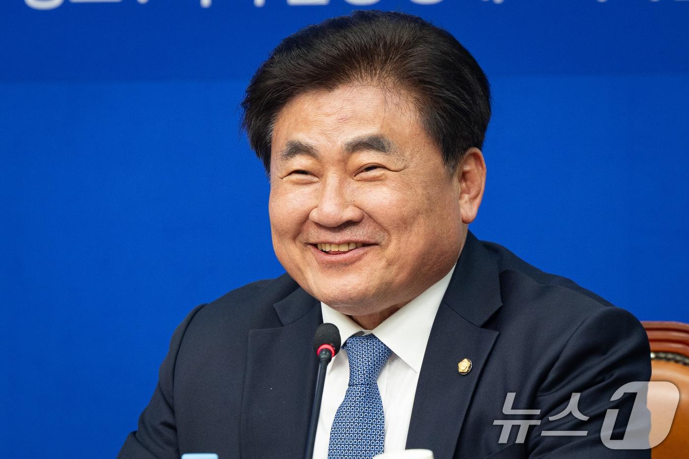 본문 이미지 - 소병훈 더불어민주당 중앙당 선거관리위원장이 10일 서울 여의도 국회에서 열린 중앙당 및 시·도당 선거관리위원장 연석회의에서 모두 발언을 하고 있다. 2026.3.10 ⓒ 뉴스1 유승관 기자