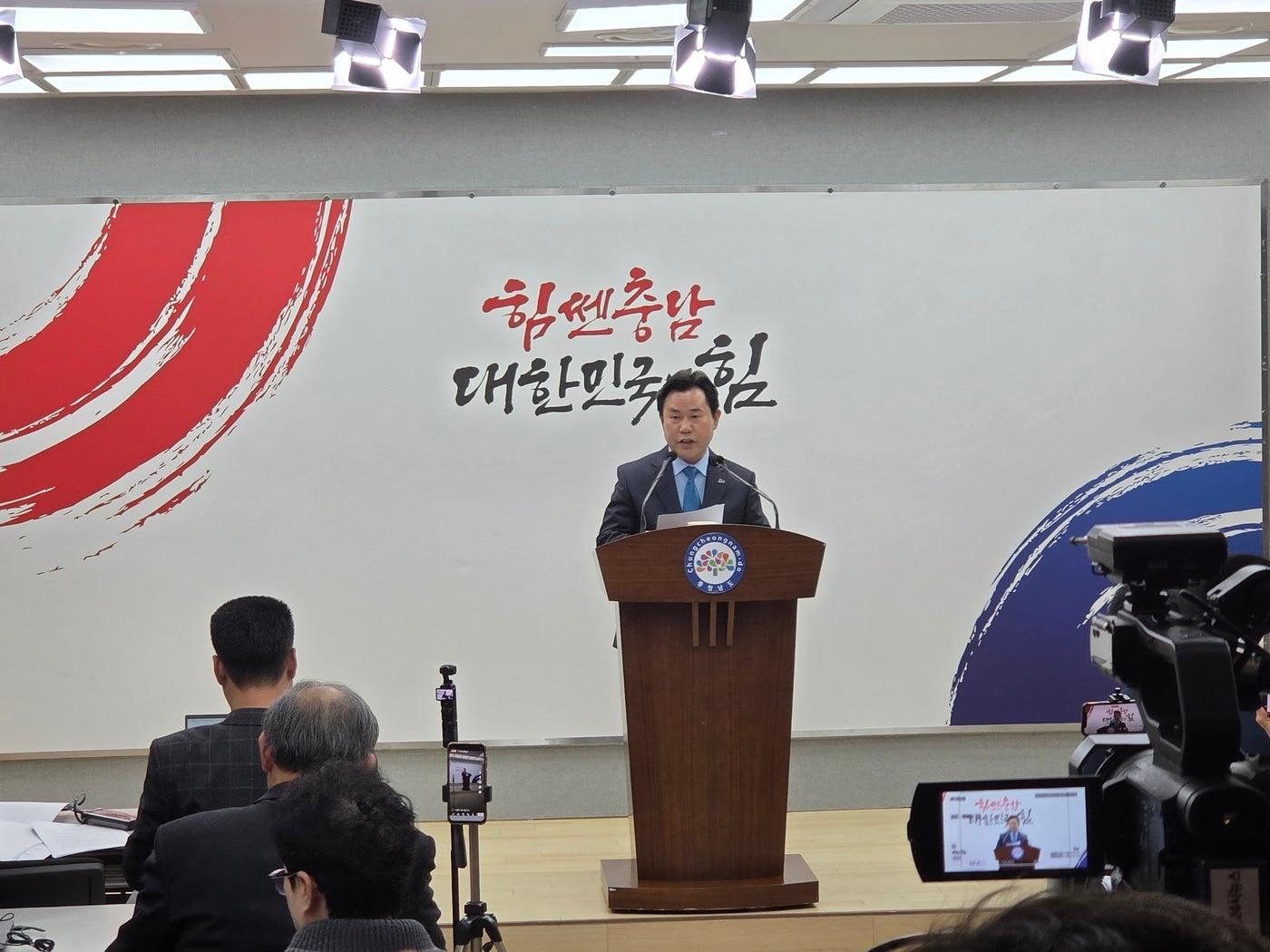 본문 이미지 - 박정현 전 부여군수가 도청 프레스센터에서 기자회견을 하고 있다.2026.3.10/뉴스1