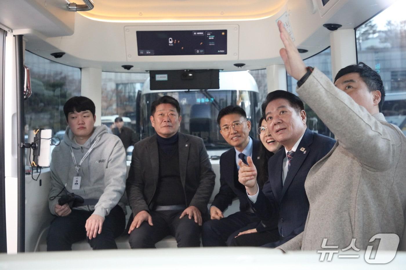 본문 이미지 - 10일 오전 최대호 경기 안양시장(오른쪽에서 두 번째)이 시청 정문에서 출발한 레벨4 자율주행 셔틀 안에서 운행에 대한 설명을 듣고 있다.(제공. 재판매 및 DB금지)/뉴스1