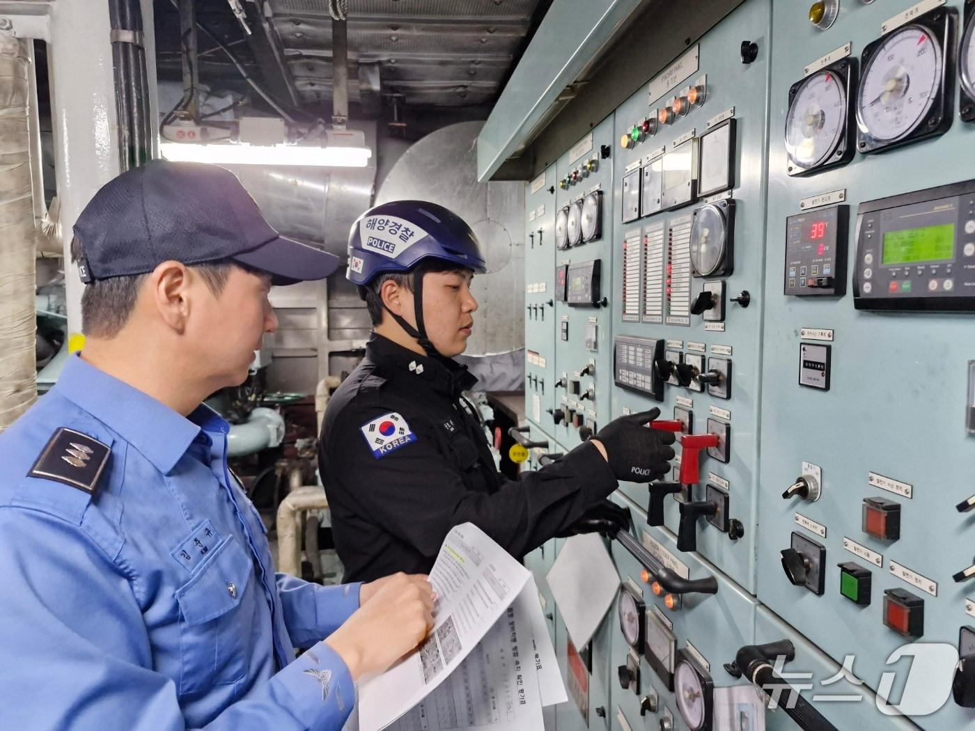 본문 이미지 - 속초해경, 해빙기 대비 안전점검.(속초해경 제공, 재판매 및 DB 금지) 2026.3.10/뉴스1