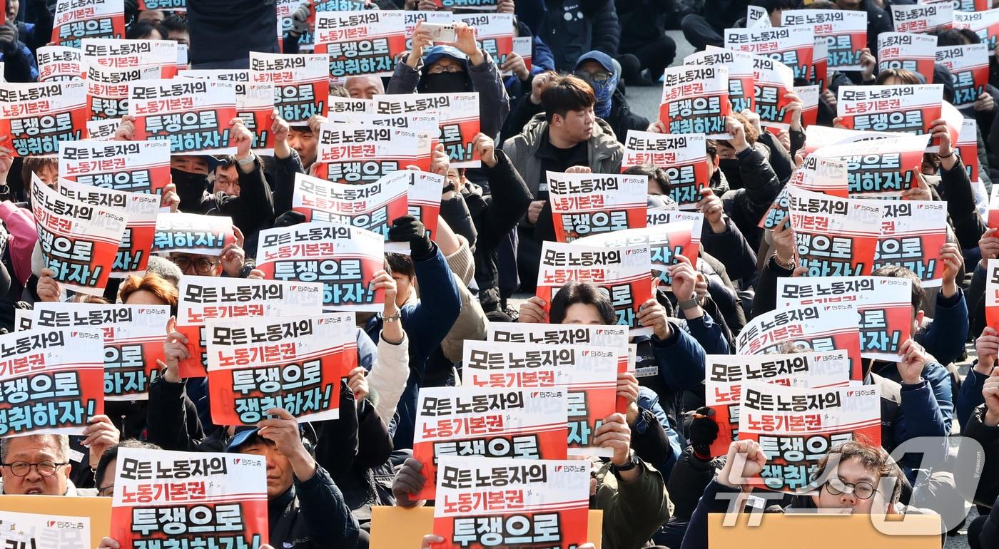 본문 이미지 - 민주노총 조합원들이 지난달 10일 서울 종로구 세종대로 일대에서 열린 민주노총 투쟁 선포대회에서 구호를 외치고 있다. 2026.3.10 ⓒ 뉴스1 최지환 기자