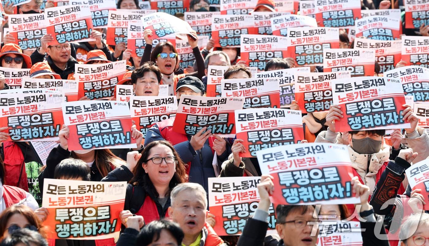 본문 이미지 - 민주노총 조합원들이 10일 서울 종로구 세종대로 일대에서 열린 민주노총 투쟁 선포대회에서 구호를 외치고 있다. 2026.3.10 ⓒ 뉴스1 최지환 기자