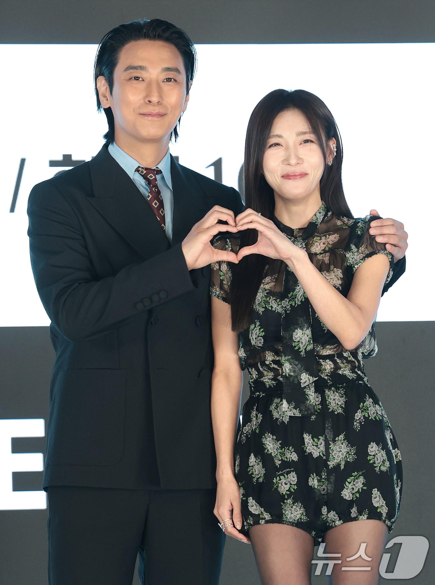 본문 이미지 - 배우 주지훈과 하지원(오른쪽)이 10일 오후 서울 구로구 디큐브시티 더세인트에서 열린 ENA 새 월화드라마 ‘클라이맥스’(각본 이지원, 신예슬) 제작발표회에서 포즈를 취하고 있다. ‘클라이맥스’는 대한민국 최고의 자리에 서기 위해 권력의 카르텔에 뛰어든 검사 방태섭(주지훈 분)과 그를 둘러싼 이들의 치열한 생존극을 그린 작품이다. 2026.3.10 ⓒ 뉴스1 권현진 기자