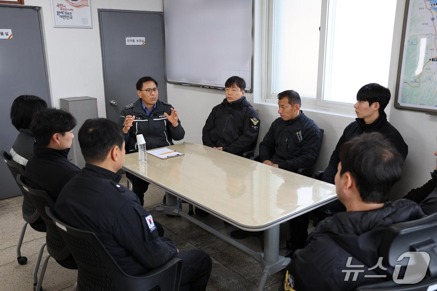 본문 이미지 - 구조대 현장 점검 중인 박홍식 강릉해경서장.(사진 가운데. 강릉해경 제공, 재판매 및 DB 금지) 2026.3.10/뉴스1
