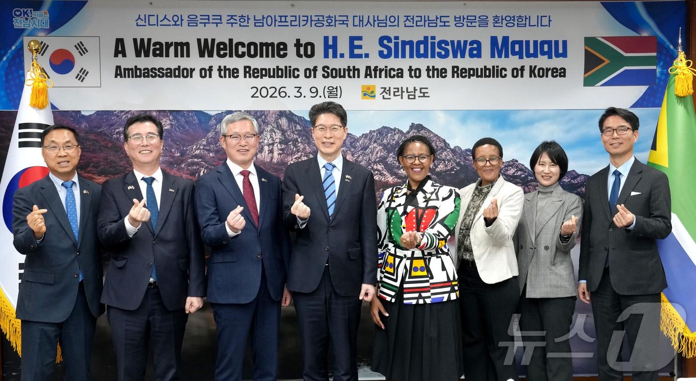 본문 이미지 - 황기연 전라남도 행정부지사가 9일 오후 전남도청을 내방한 신디스와 음쿠쿠 주한 남아공 대사와 교류협력 증진을 위한 논의를 마치고 기념촬영을 하고 있다.(전남도 제공. 재판매 및 DB금지) 2026.3.10 ⓒ 뉴스1 