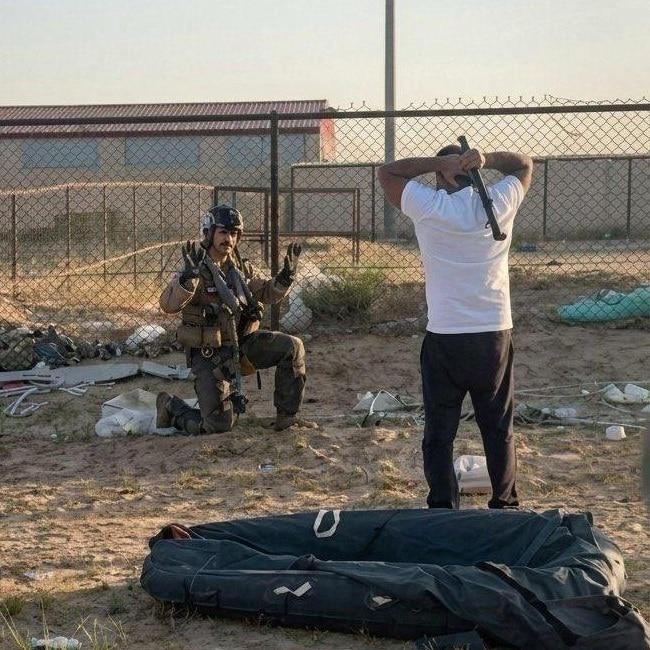 본문 이미지 - 소셜미디어에 확산된 쿠웨이트 추락 미군 F-15 전투기 조종사가 현지인과 대치하는 이미지. AFP통신은 분석 결과 이를 인공지능(AI) 보정 이미지라고 결론내렸다. (출처=소셜미디어 엑스)