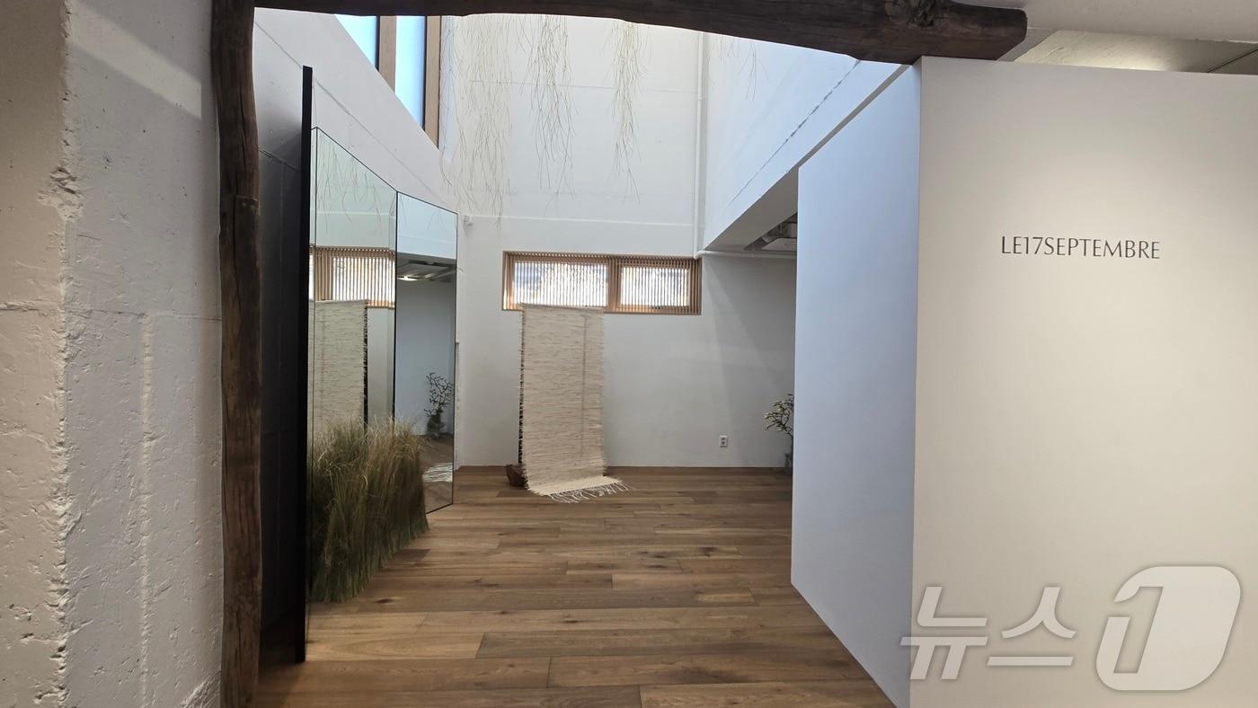 본문 이미지 - 국내 대표 브랜드 인큐베이터 하고하우스의 투자 브랜드인 르셉템버는 서울시 한남동 플래그십 스토어에서 '더 아카이브 ; 본' 컬렉션을 처음 선보였다. ⓒ 뉴스1 최소망