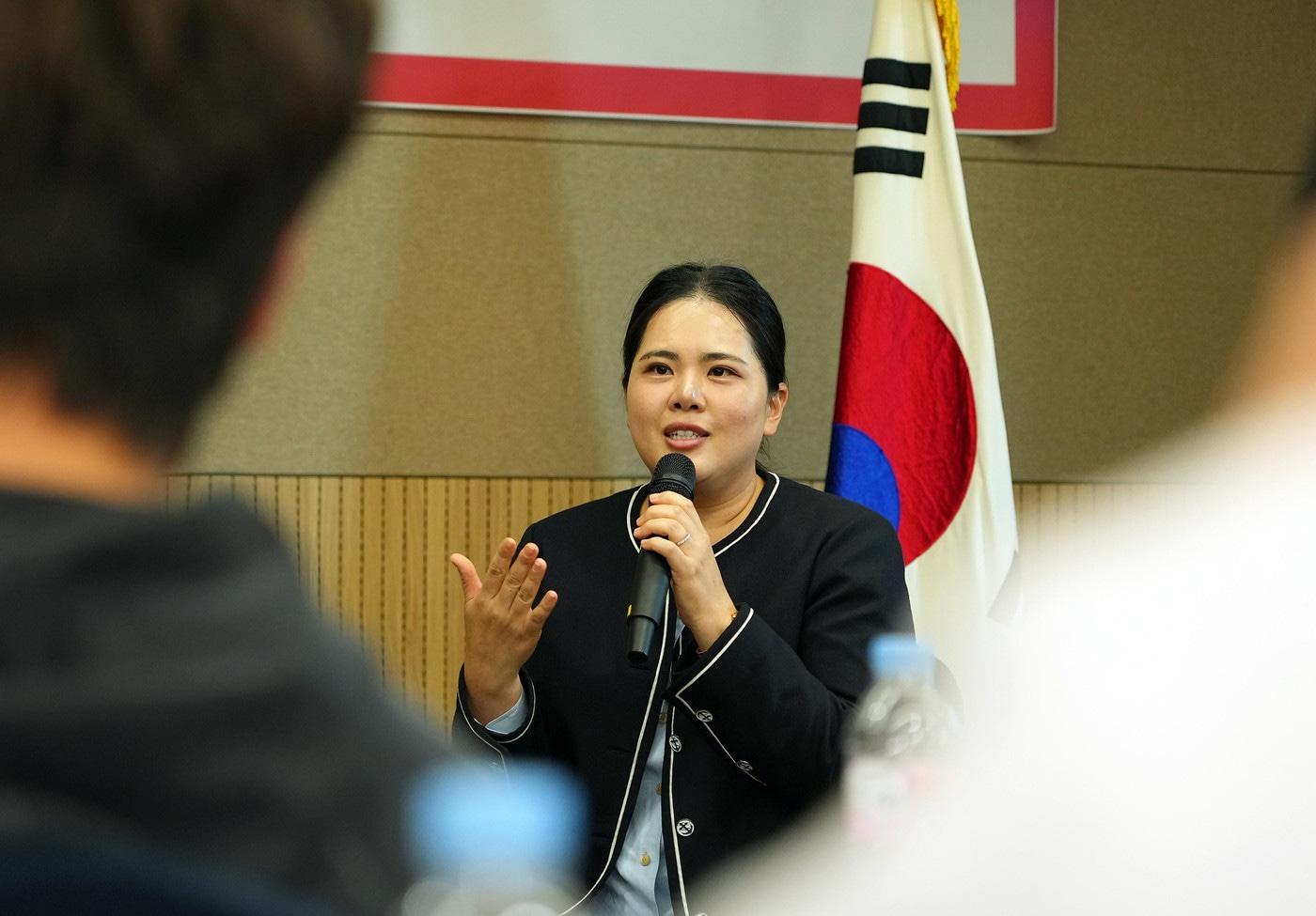 본문 이미지 - 국가대표 후배들과 대화 중인 박인비. (대한골프협회 제공)