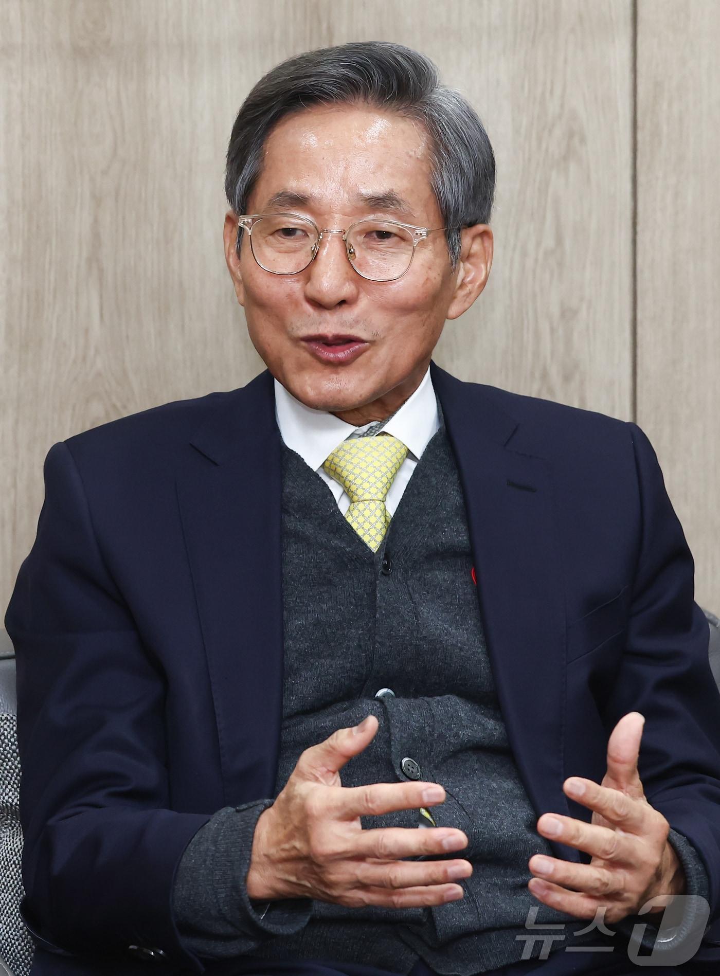 본문 이미지 - 윤종규 전 KB금융지주 회장(현 KB금융 경영고문)이 10일 서울 종로구 사무실에서 뉴스1과 인터뷰를 하고 있다.  그는 "증권과 은행 간 업무 경계가 완화되고 머니무브가 진행되는 새로운 상황에서 시스템 위험 발생에 대비해 자본규제를 비롯한 은행과 증권의 규제 체계를 동일 행위 동일 규제 원칙하에 재점검할 필요가 있다"고 말했다.  2026.3.10 ⓒ 뉴스1 김민지 기자