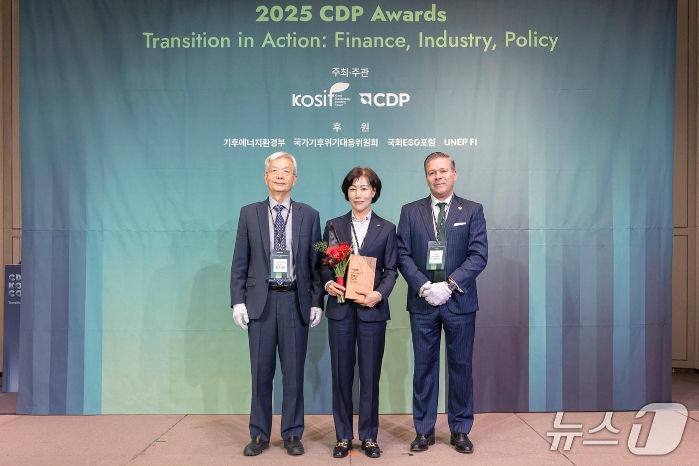 본문 이미지 - 구자영 한국수자원공사 기획부문장(가운데)이 수상 이후 기념사진을 촬영하고 있다.