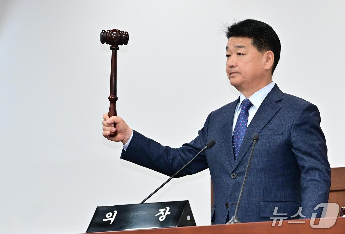 본문 이미지 - 나영민 김천시의장이 1일 임시회 개회를 선언하고 있다.(김천시의회 제공. 재판매 및 DB금지)/뉴스1