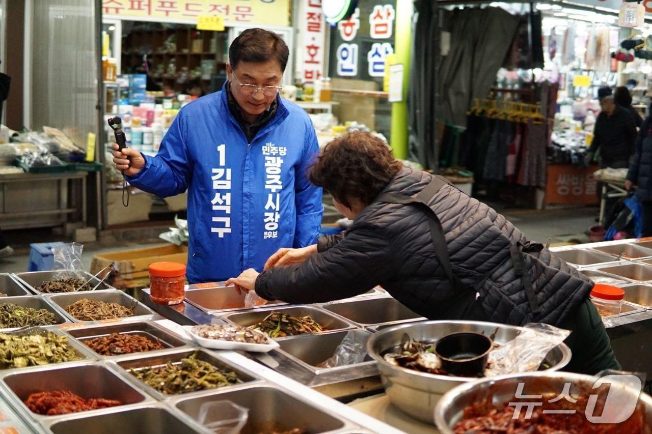 본문 이미지 - 김석구 예비후보가 10일 경안 5일장에서 장을 보며 지역물가를 점검하고 있다.(예비후보 제공)