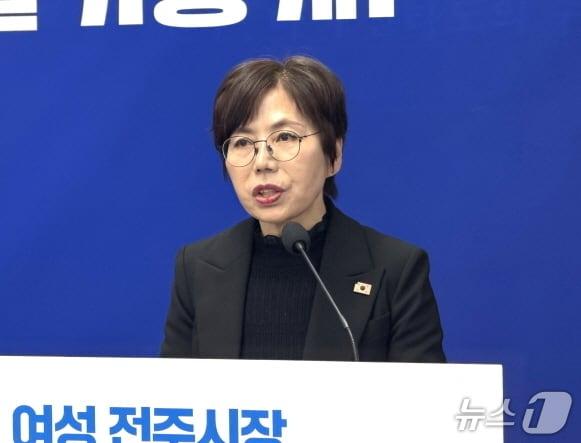 본문 이미지 - 국주영은 전주시장 예비후보가 10일 전주시청에서 가진 기자회견에서 최근 실시된 전북 타운홀 미팅에 나온 의제에 대한 실행 정책을 발표하고 있다./뉴스1