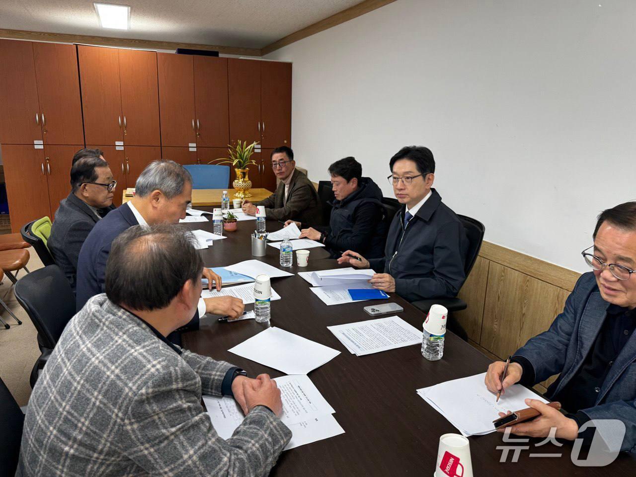 본문 이미지 - 김경수 더불어민주당 경남지사 후보가 10일 창원을 찾아 주유소협회 경남지회와 간담회를 갖고 있다.(민주당 경남도당 제공. 재판매 및 DB금지)
