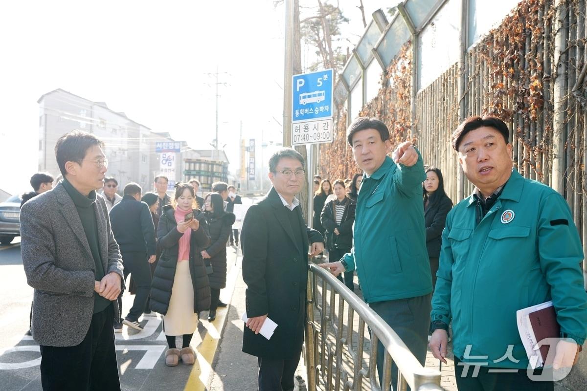 본문 이미지 - 방세환 시장(오른쪽 두번째)이 삼동에 설치된 광남초 통학버스 전용 승하차 구역을 점검하고 있는 모습.(광주시 제공)