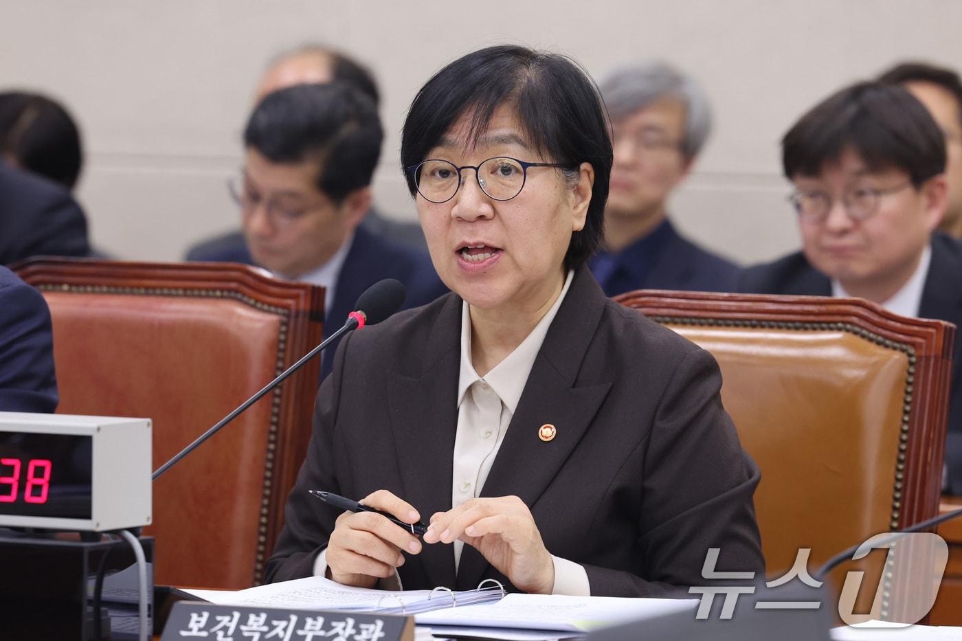 본문 이미지 - 정은경 보건복지부 장관이 10일 서울 여의도 국회에서 열린 보건복지위원회 전체회의에서 의원 질의에 답변하고 있다. 2026.3.10 ⓒ 뉴스1 신웅수 기자
