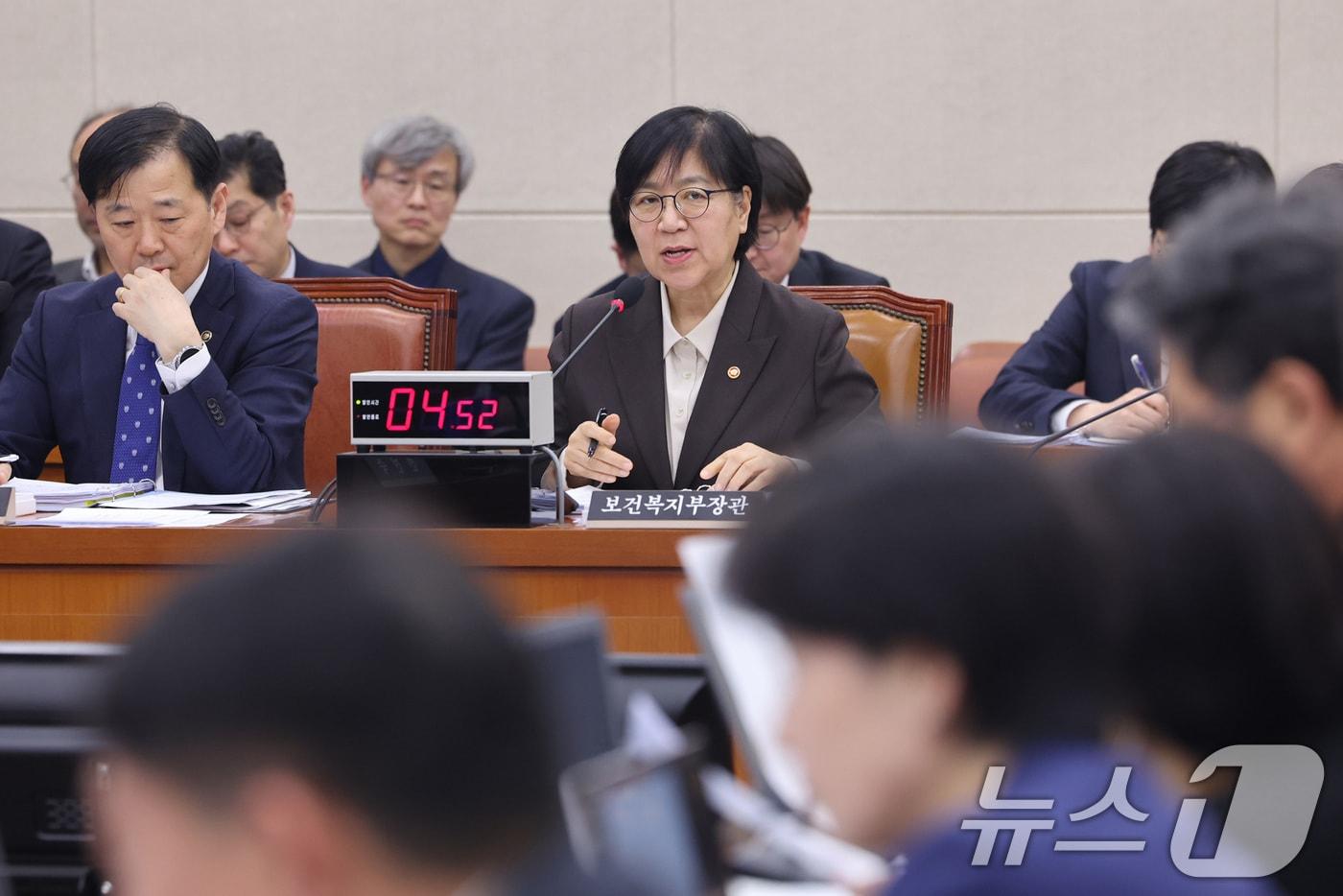 본문 이미지 - 정은경 보건복지부 장관이 10일 서울 여의도 국회에서 열린 보건복지위원회 전체회의에서 의원 질의에 답변하고 있다. 2026.3.10 ⓒ 뉴스1 신웅수 기자