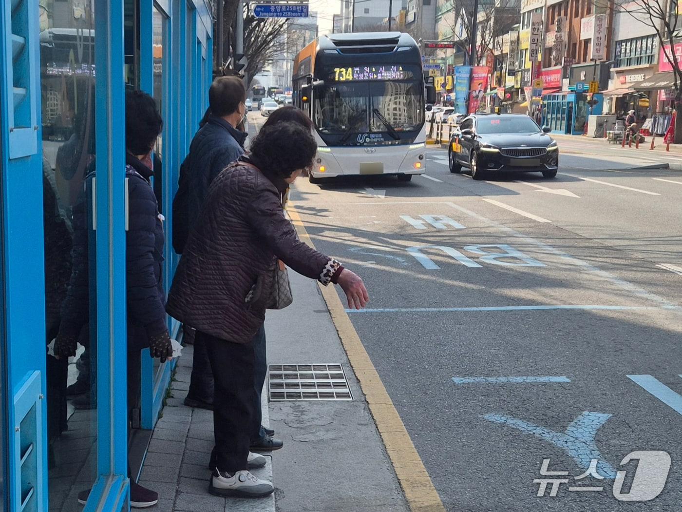 본문 이미지 - 울산 시민이 9일 남구 신정시장 정류장에서 손을 흔들며 버스 탑승 의사를 밝히고 있다.2026.3.10/뉴스1ⓒ 뉴스1 박정현 기자