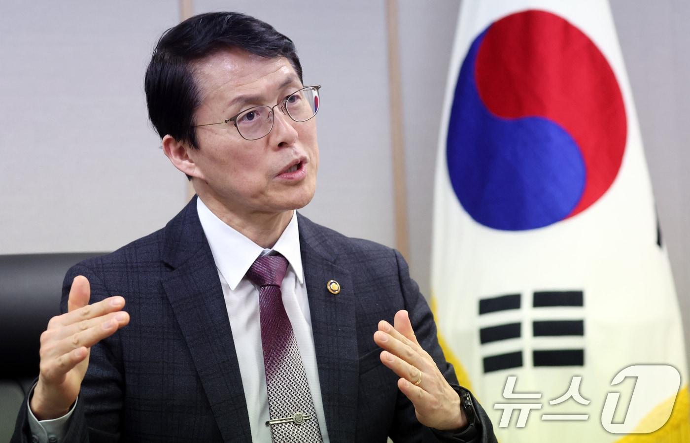 본문 이미지 - 최원호 원자력안전위원회 위원장이 서울 중구 원자력안전위원회에서 뉴스1과 인텨뷰를 하고 있다. ⓒ 뉴스1 김명섭 기자