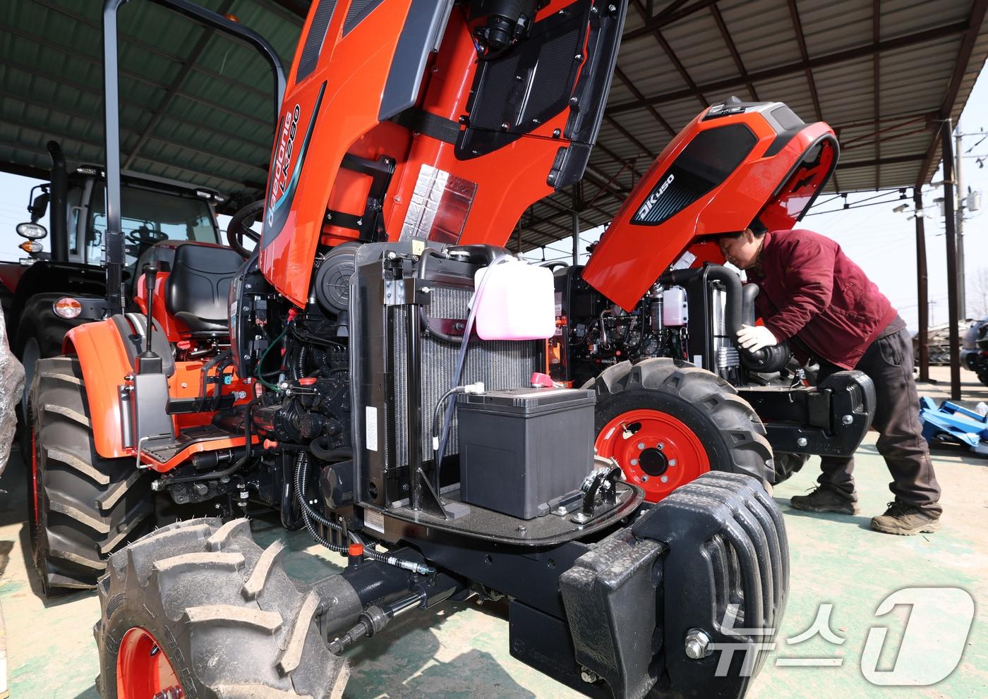본문 이미지 - 경기 용인시 처인구 원삼면의 한 농기계 수리센터에서 관계자가 농기계를 수리하고 있다.  ⓒ 뉴스1 김영운 기자