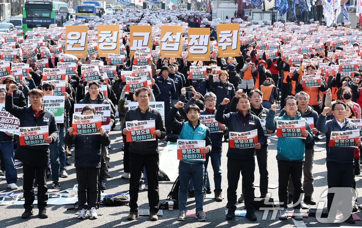 본문 이미지 - 민주노총 조합원들이 10일 서울 종로구 세종대로 일대에서 열린 민주노총 투쟁 선포대회에서 구호를 외치고 있다. 2026.3.10 ⓒ 뉴스1 최지환 기자