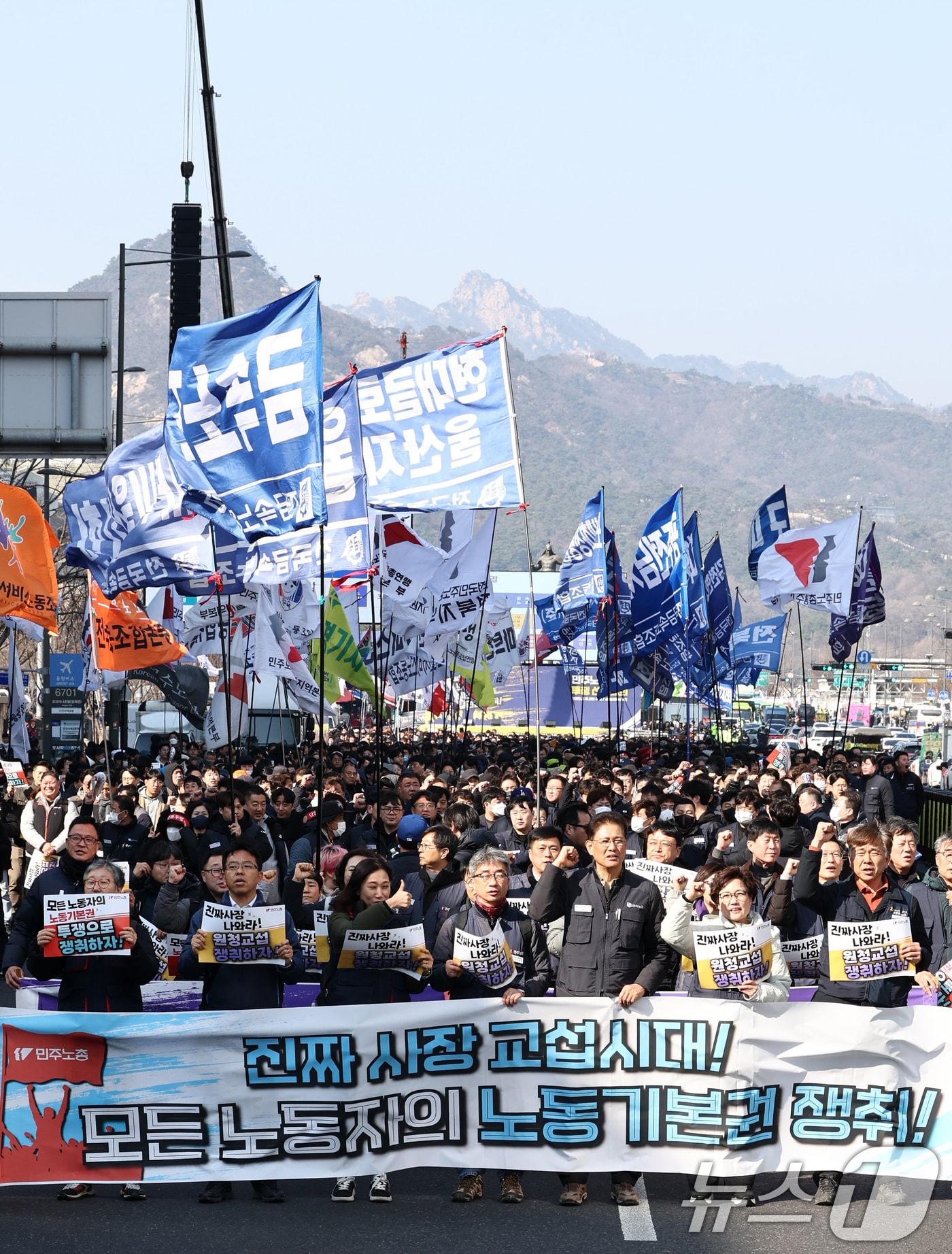 본문 이미지 - 민주노총 조합원들이 10일 서울 종로구 세종대로 일대에서 열린 민주노총 투쟁 선포대회를 마치고 행진하고 있다. 2026.3.10 ⓒ 뉴스1 최지환 기자