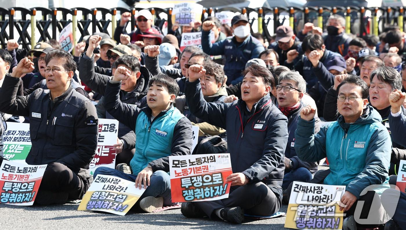 본문 이미지 - 양경수 민주노총 위원장(앞줄 왼쪽 세번째)이 10일 서울 종로구 세종대로 일대에서 열린 민주노총 투쟁 선포대회에서 구호를 외치고 있다. 2026.3.10 ⓒ 뉴스1 최지환 기자